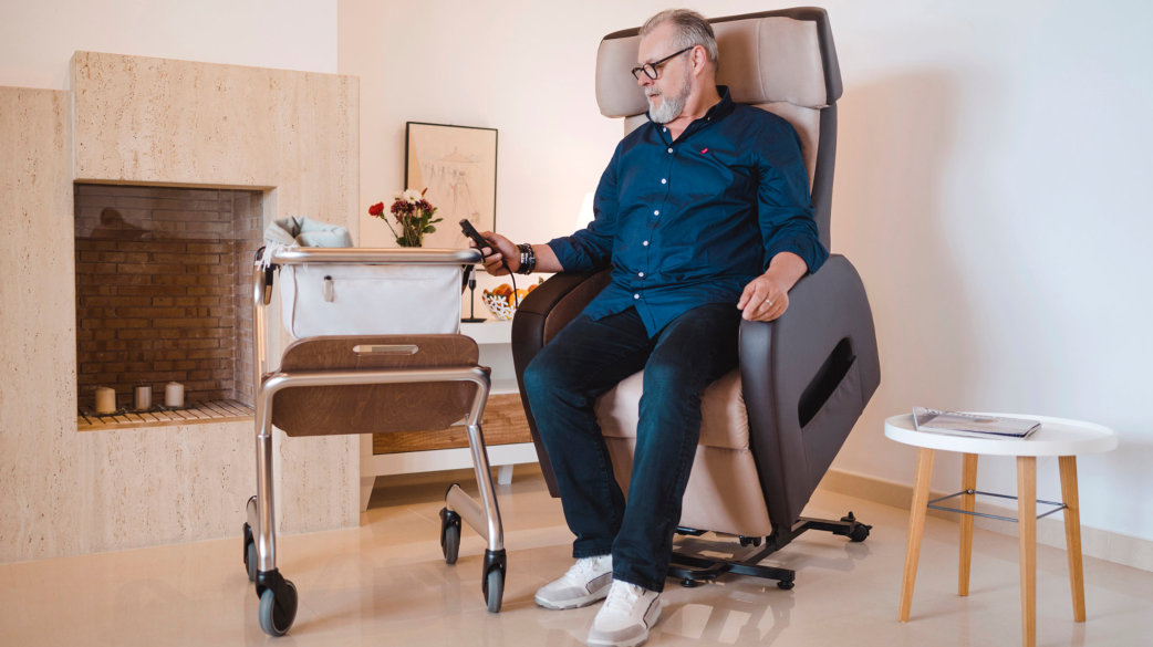 Club2 Riser chair brown