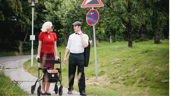 Rollatorfahrer im Straßenverkehr