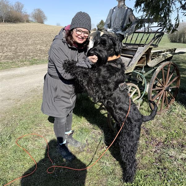 Saljol Marketing Mitarbeiterin Franka Appel mit Hund Campino