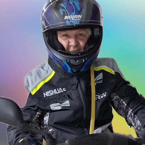 Saljol Kundenservicemitarbeiterin Martina auf Motorrad