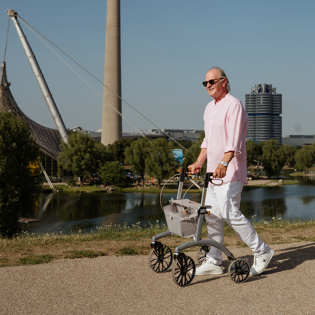Spaziergang am Olympiapark Allround Rollator Superlight