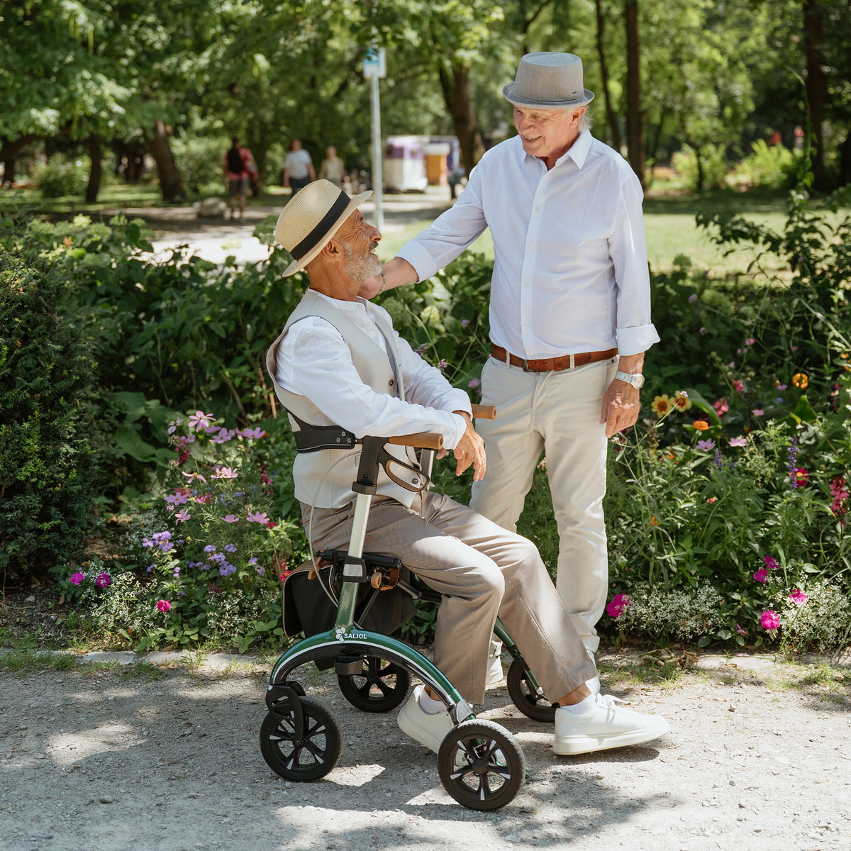 Sitzen auf dem Carbon Rollator British Racing Green
