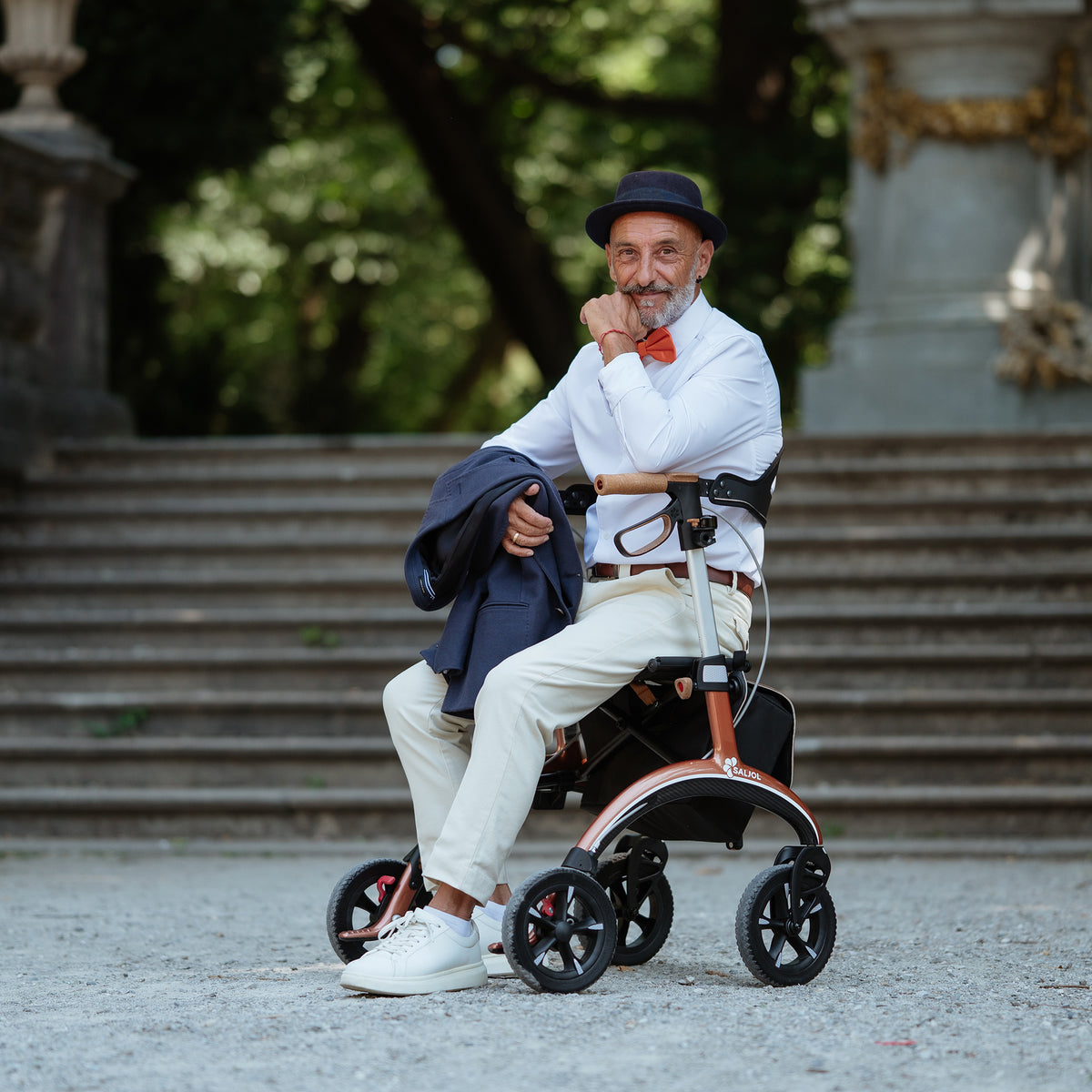 Sitzen auf Carbon Rollator Copper Red