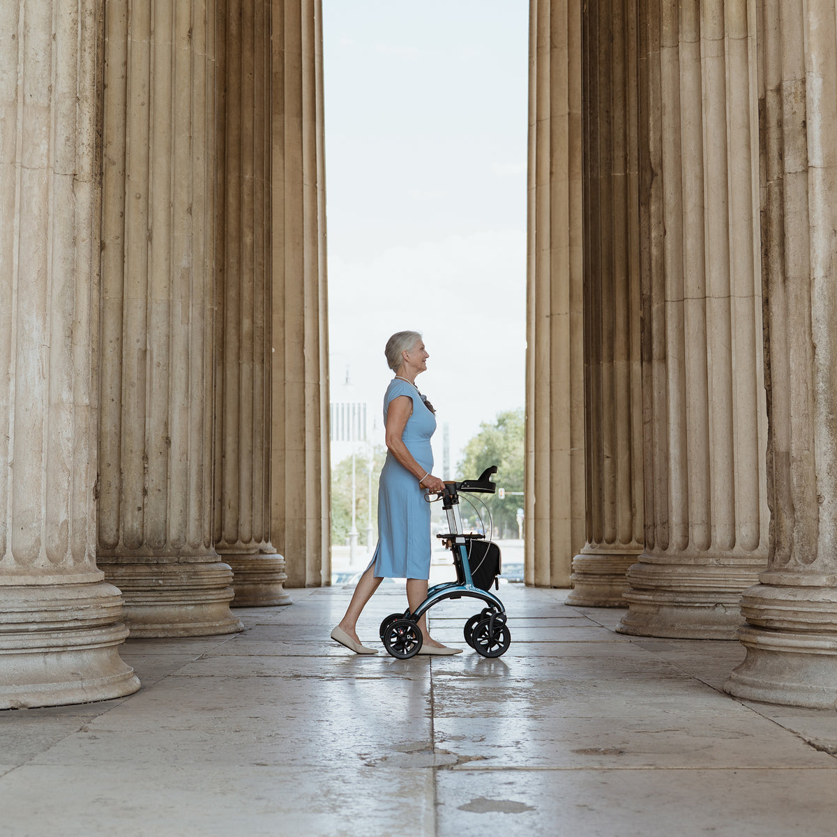 Gehen mit dem Carbon Rollator Midnight Blue