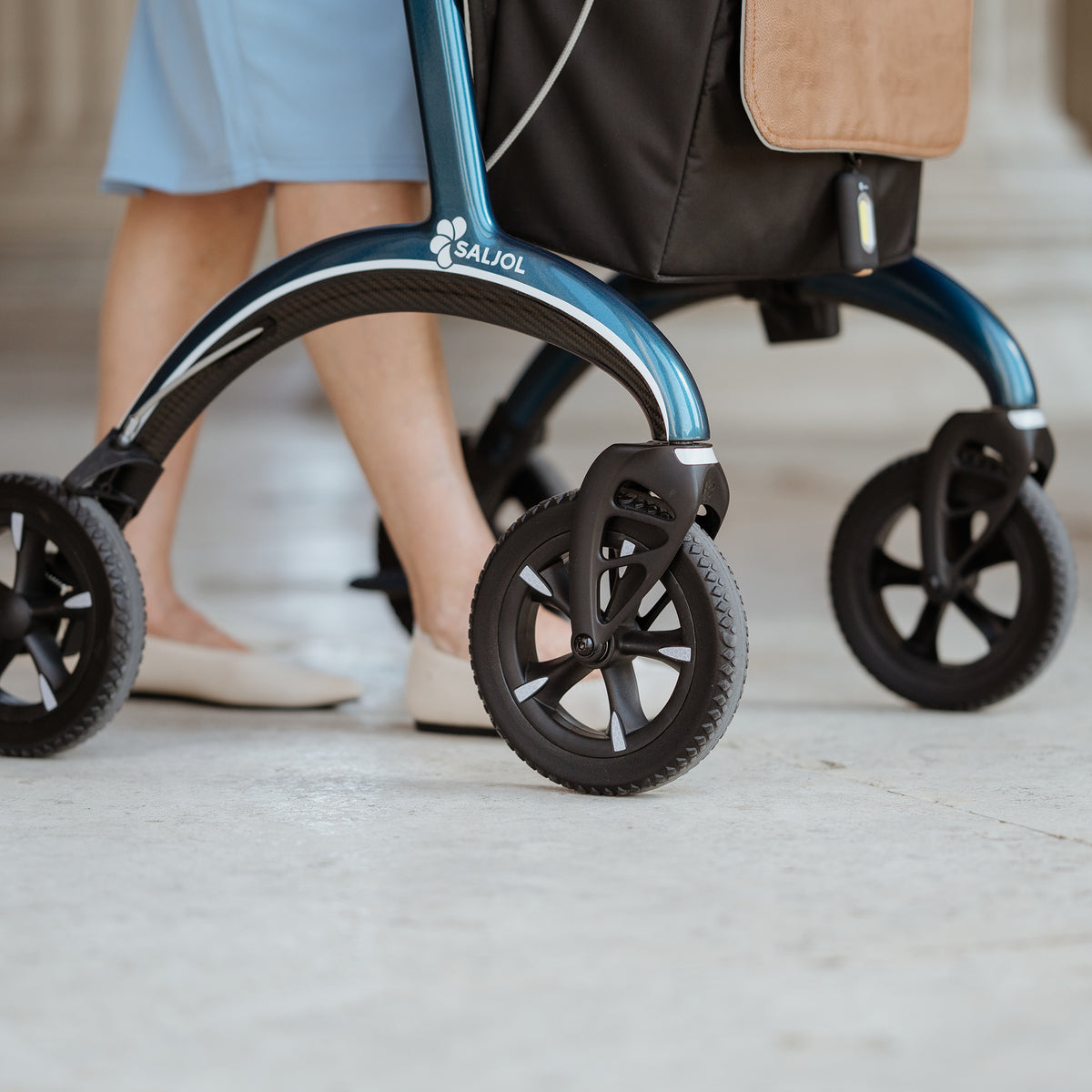 Reifen des Carbon Rollator Midnight Blue