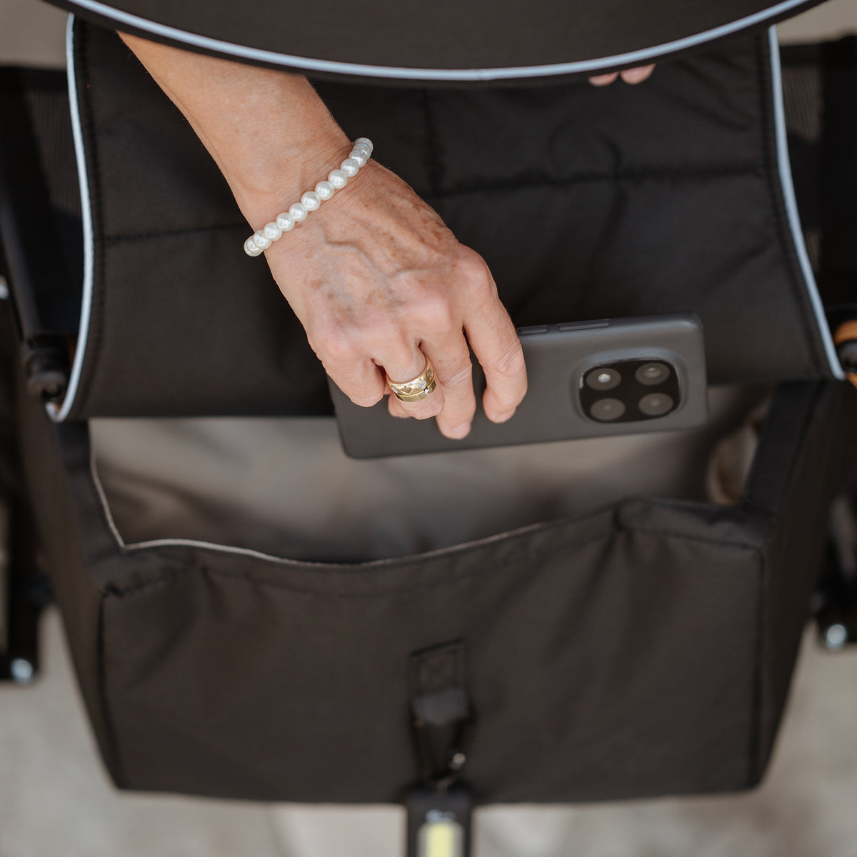Große Tasche des Carbon Rollator Midnight Blue