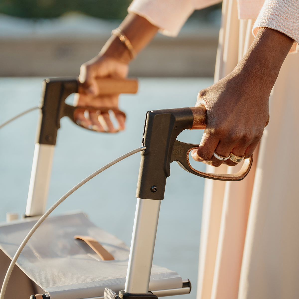 Handgriffe und Bremse Carbon Rollator Superlight Rose Gold