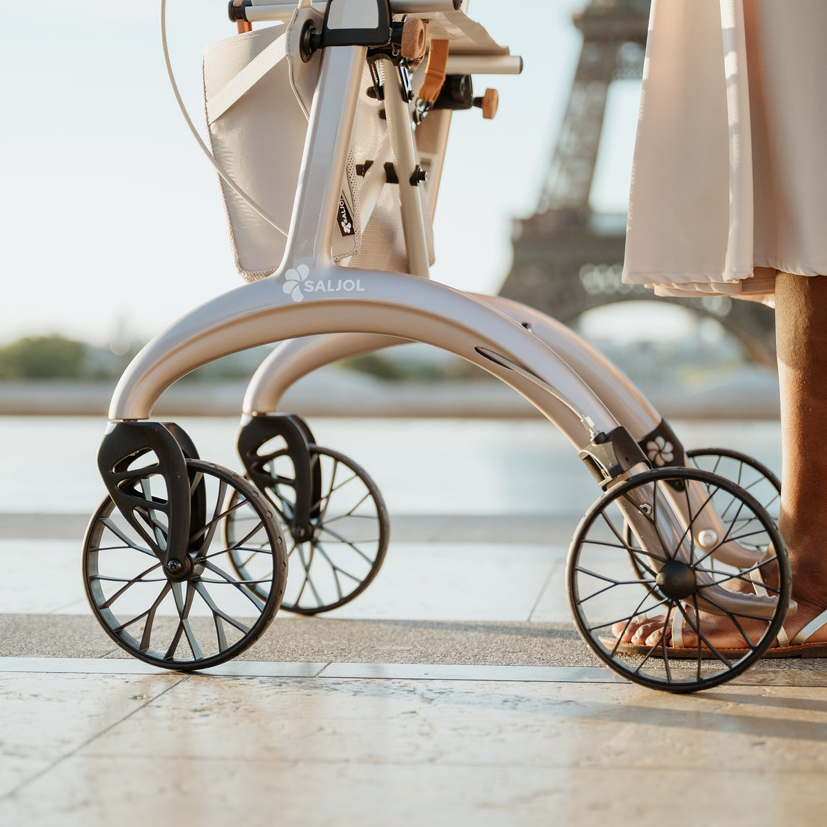 Nahaufnahme Rahmen  und Räder Carbon Rollator Superlight Rose Gold