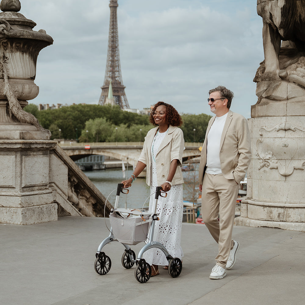Spaziergang in Paris mit dem Carbon Rollator Superlight Sterling Silver