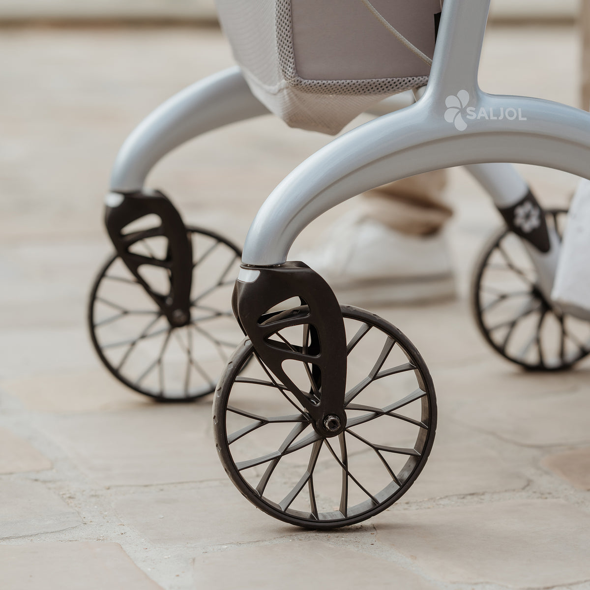 Nahaufnahme Reifen und Rahmen Carbon Rollator Superlight Sterling Silver