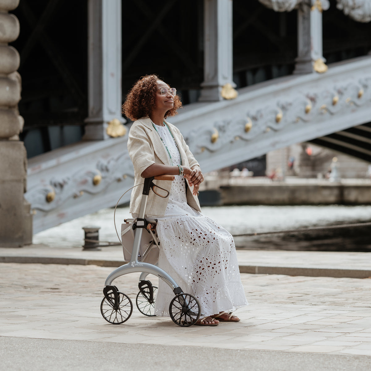 Sitzen auf dem Carbon Rollator Superlight Sterling Silver eine Pause machen