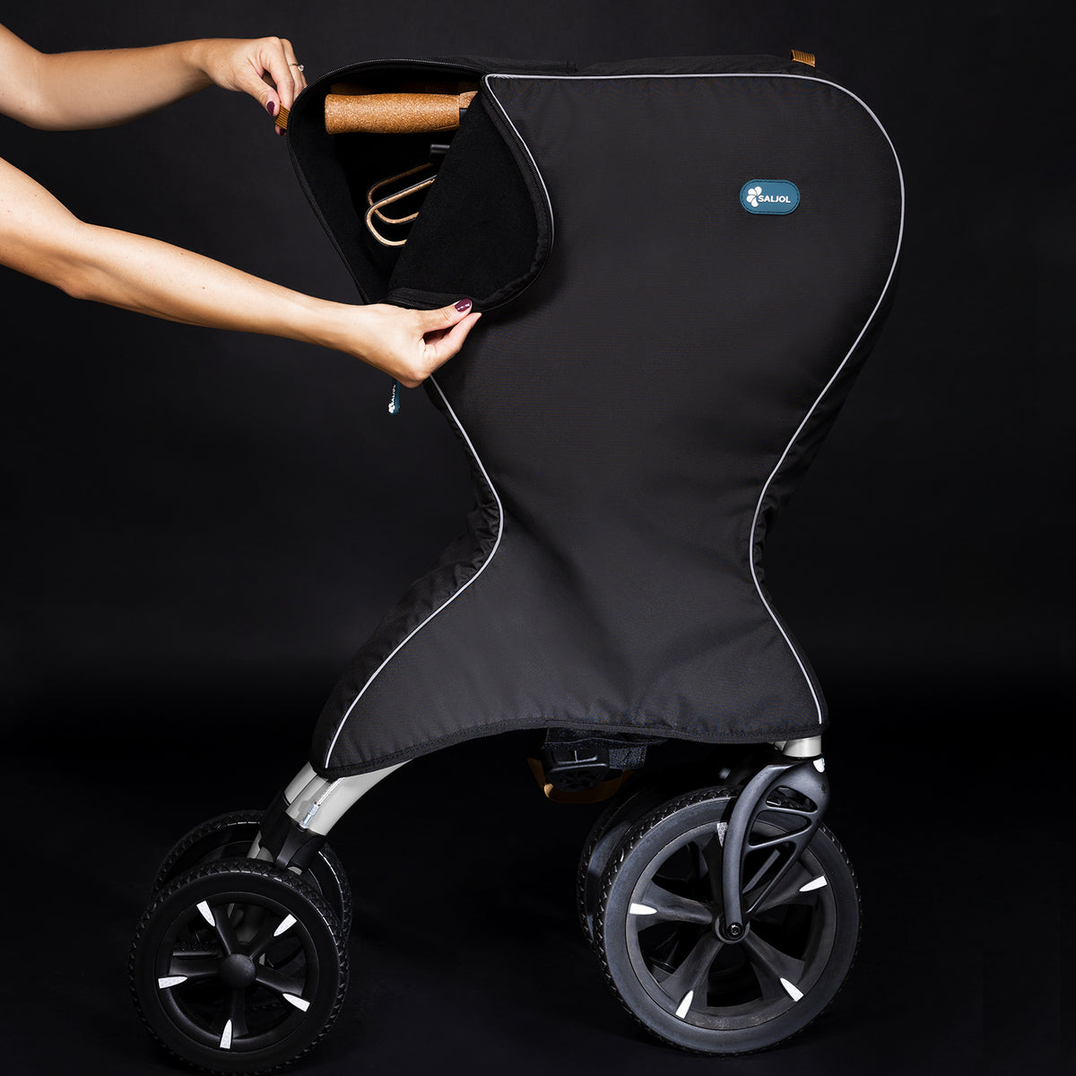 Öffnen der Transporttasche am Allround Rollator