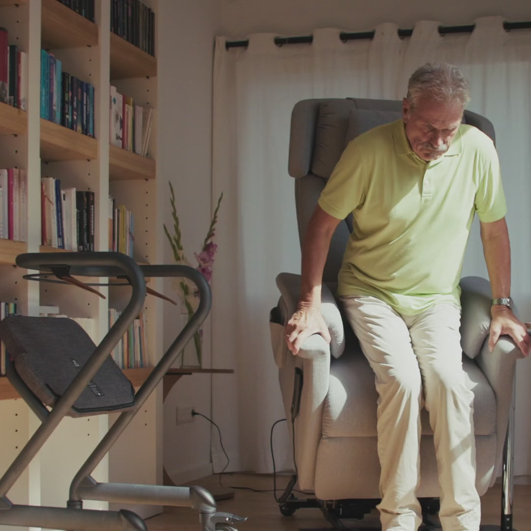 Video laden: #color-platin-grau;Langsam und sicher in den Relax- und Aufstehsessel setzen, Zeit genießen und bequem aufstehen