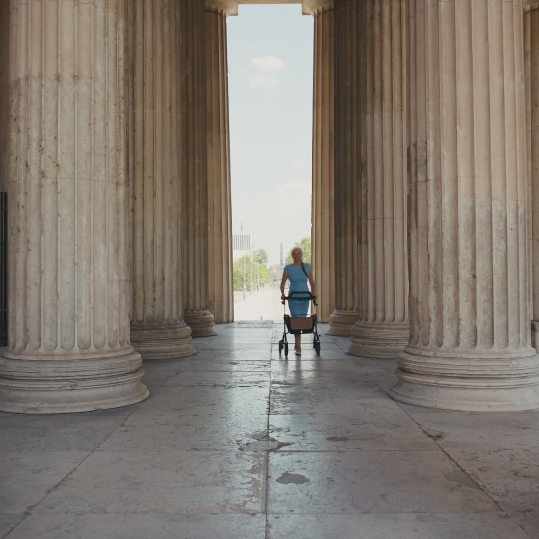 Video laden: #color-midnight-blue;Video des Carbon Rollator Midnight Blue
