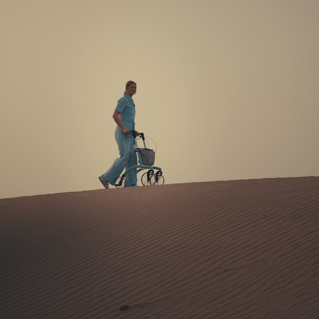 Video laden: #color-ice-blue;Abenteuer mit dem Saljol Allround Rollator Superlight in Ice Blue genießen