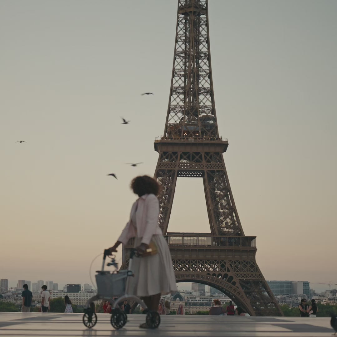 Load video: #color-rose-gold;Die Freiheit mit dem Carbon Rollator Superlight in Rose Gold genießen