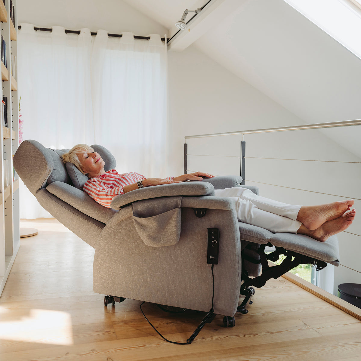 Mittagsschlaf im Relax- und Aufstehsessel genießen