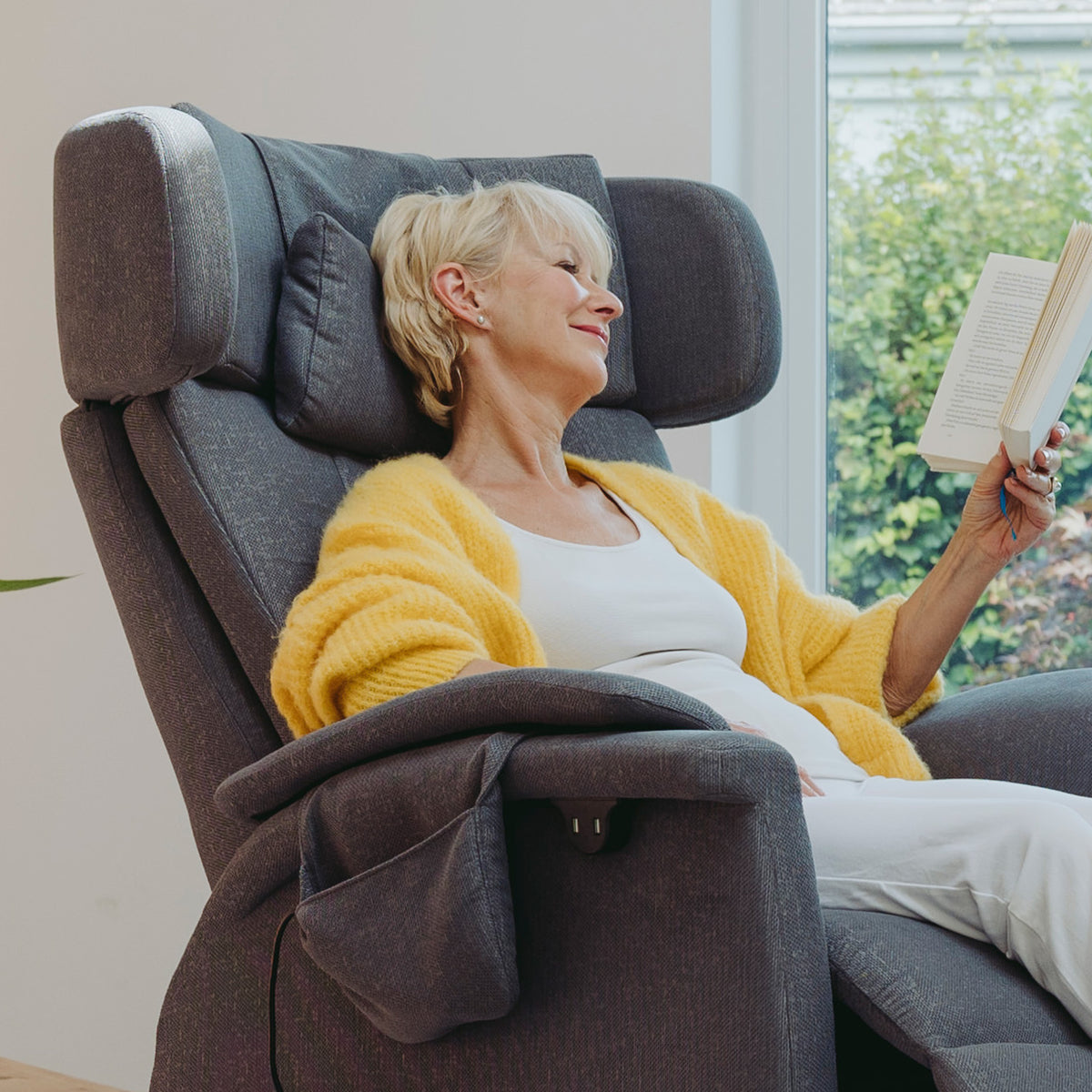 Lesen im Relaxsessel mit einem Kopfkissen von Saljol
