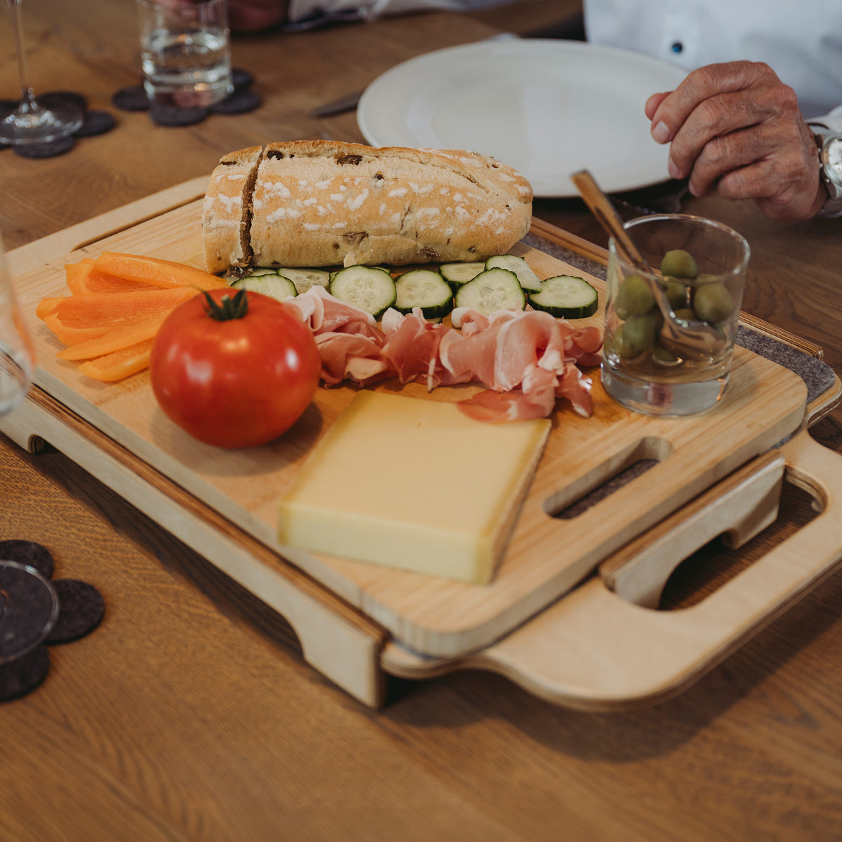 Brotzeit anrichten auf dem Tablett für den Saljol Wohnraumrollator