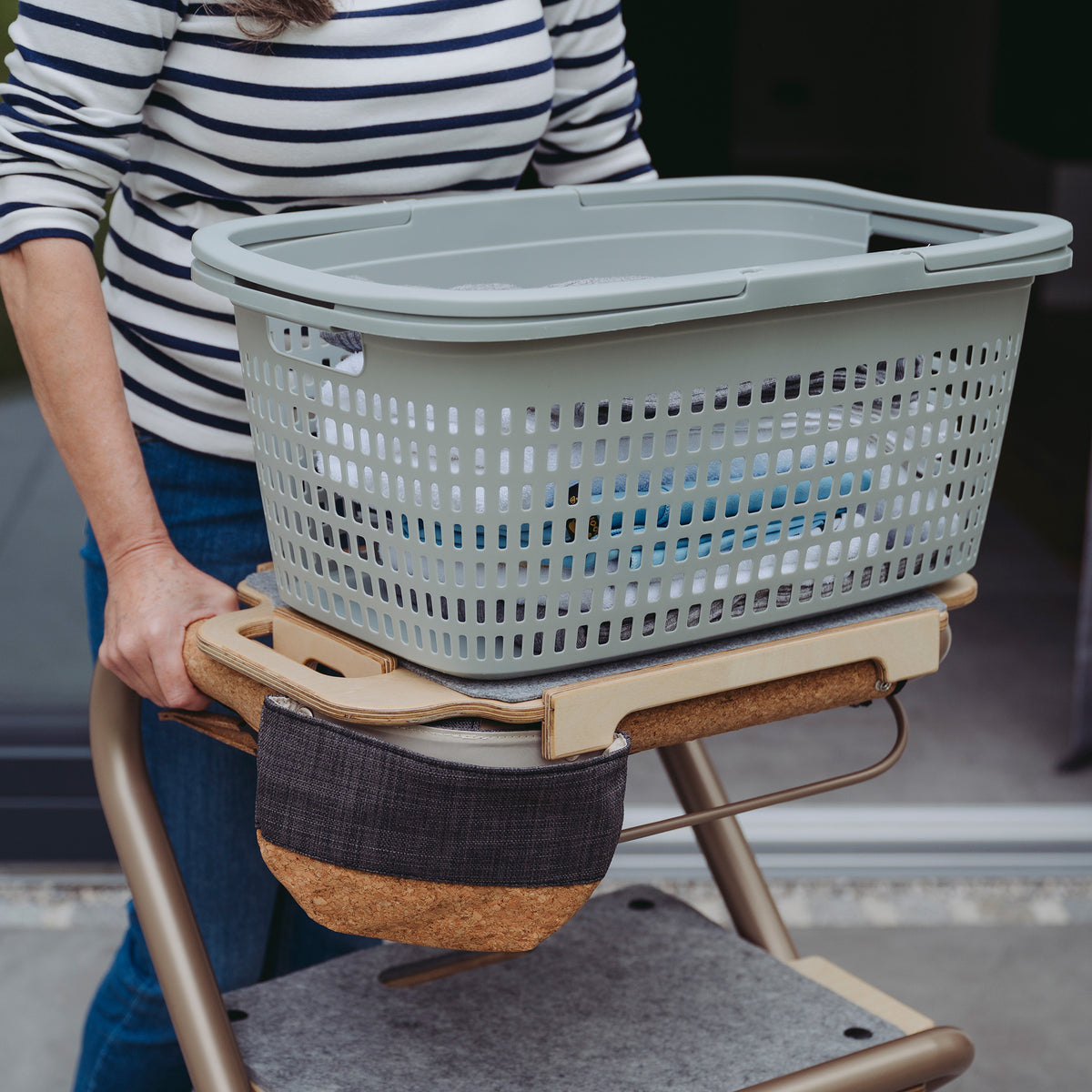 Wäsche transportieren auf dem Tablett für den Saljol Wohnraumrollator