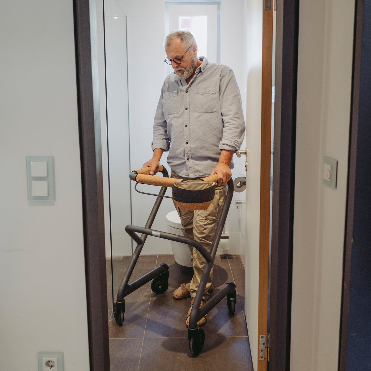 Toilette mit Wohnraumrollator Velvet Grey