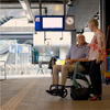 Rollz Motion² Blau - Rollator Rollstuhl - Rollstuhl am Bahnsteig