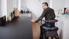 Page Wohnraum-Rollator Anthrazit - Mutmacher - Trippeln in der Küche