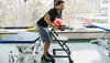 Page Wohnraum-Rollator Anthrazit - Mutmacher - Hinsetzen mit Rollator als Stütze