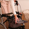 Designertasche für den Rollator von JOST - Öffnen der Tasche