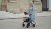 Mit Carbon Rollator unterwegs