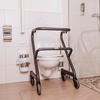 Wohnraumrollator als Toilettenstützgestell