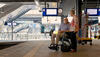Rollator-Rollstuhl Rollz Motion im Zug